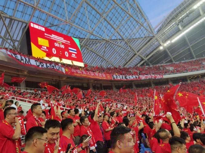 沈阳球迷向佩兰赠送“航母” 望国足从福地扬帆